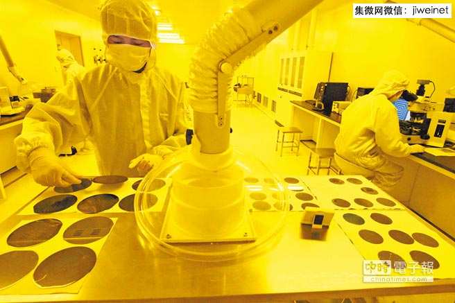 2013年11月15日，山东潍坊，工作人员在黄色光源中观察半导体芯片制造核心材料“光刻胶”前烘情况。（新华社）