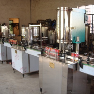 小型果汁茶饮料机械、果汁饮料机械价格低、小瓶水灌装线厂家